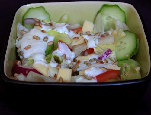 Sałatka z żółtym serem