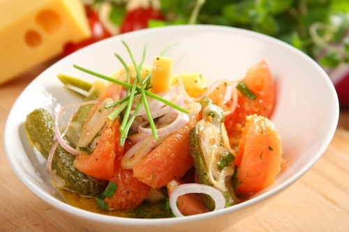 Sałatka z żółtym serem