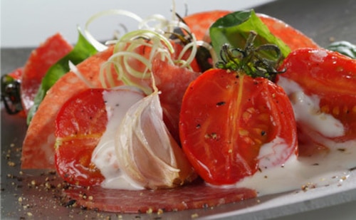 Przepis na Sałatka ze smażonych pomidorów i salami  Sałatka ze smażonych pomidorów i salami