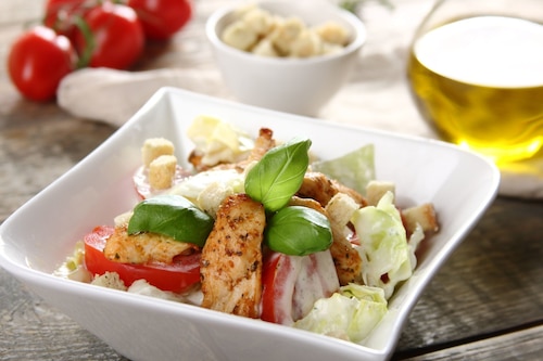 Sałatka ze smażonym kurczakiem 
