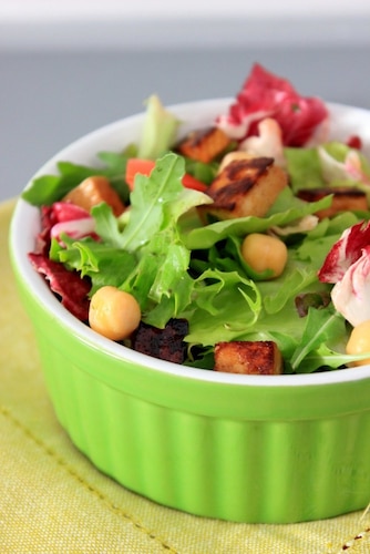 Sałatka ze smażonym tofu i ciecierzycą