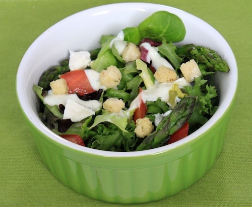 Sałatka ze szparagami i sosem cezar