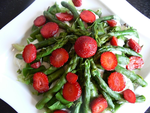 Sałatka ze szparagami i truskawkami