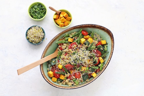 Przepis na Sałatka wiosenna z kaszą i szparagami wege Sałatka wiosenna z kaszą i szparagami wege