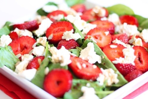 Sałatka ze szpinakiem i truskawkami