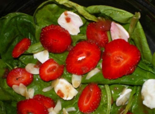 Sałatka ze szpinakiem, mozarellą i truskawkami