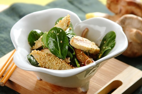 Przepis na Sałatka ze szpinakiem w orientalnym stylu Sałatka ze szpinakiem w orientalnym stylu