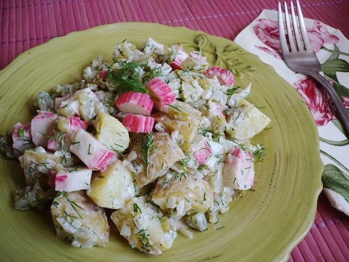 Sałatka ziemniaczana z surimi