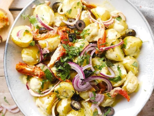 Sałatka ziemniaczana z suszonymi pomidorami