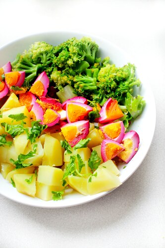 Przepis na Sałatka ziemniaczano-brokułowa z marynowanymi jajkami Sałatka ziemniaczano-brokułowa z marynowanymi jajkami