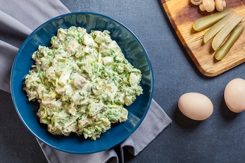 Przepis na Sałatka z brokułami i pieczarkami marynowanymi Sałatka z brokułami i pieczarkami marynowanymi