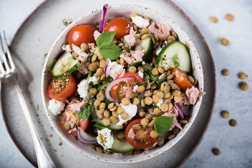 Przepis na Sałatka grecka z soczewicą i tuńczykiem Sałatka grecka z soczewicą i tuńczykiem
