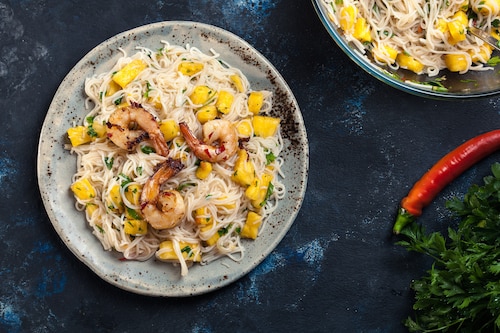 Sałatka z makaronem ryżowym i krewetkami