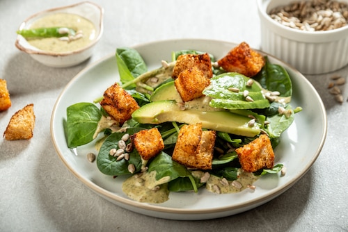 Sałatka warzywna z awokado i sosem musztardowym