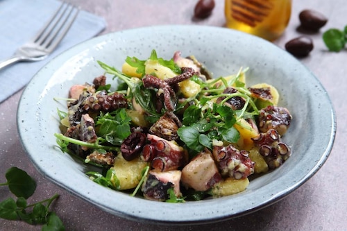 Przepis na Sałatka z grillowanej ośmiornicy, ziemniaków i rukwi wodnej Sałatka z grillowanej ośmiornicy, ziemniaków i rukwi wodnej