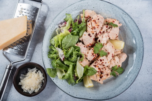 Sałatka z pikantnym kurczakiem, jogurtem i sezamem