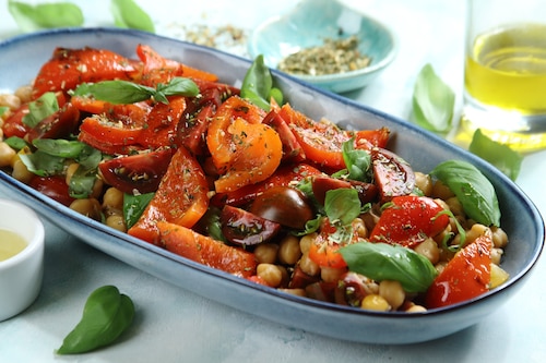 Przepis na Sałatka z pomidorów w stylu śródziemnomorskim z ciecierzycą i grillowaną papryką Sałatka z pomidorów w stylu śródziemnomorskim z ciecierzycą i grillowaną papryką