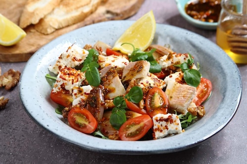 Sałatka z wędzonym na sianie twarogiem i pstrągiem