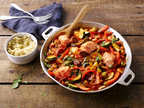 Duszony łosoś z chorizo