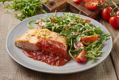 Łosoś pieczony z sosem bolognese