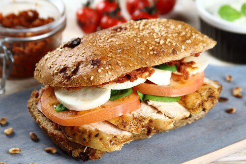 Sandwich z grillowanym kurczakiem i Pesto z pomidorów