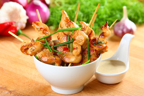 Sataje – tajskie szaszłyki z sosem orzechowym - VIDEO