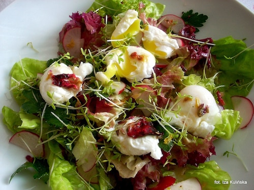 Satata z rzeżuchą i jajeczkami w koszulkach