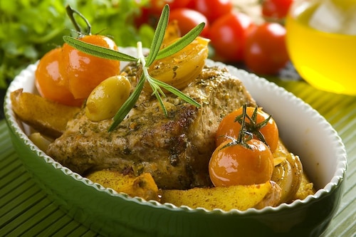 Przepis na Schab pieczony z cebulką i czosnkiem Schab pieczony z cebulką i czosnkiem