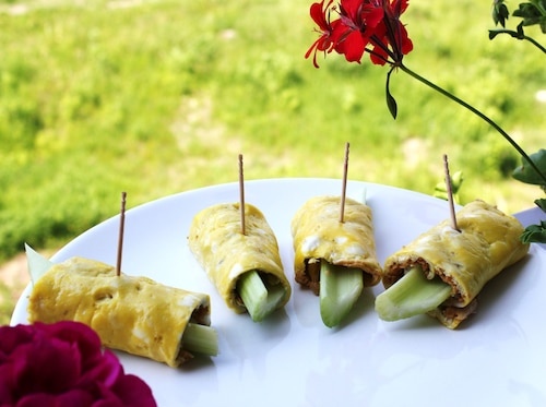 Seler naciowy otulony cebulkowym omletem