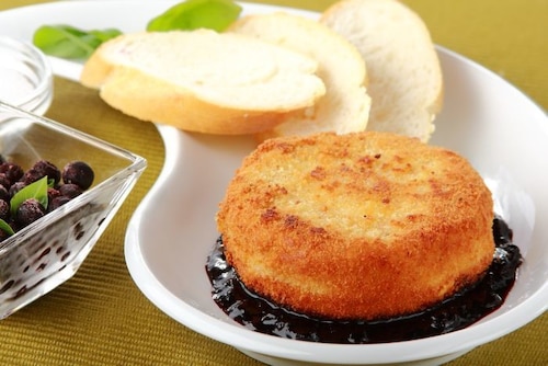 Przepis na Ser panierowany z sosem jagodowym Ser panierowany z sosem jagodowym