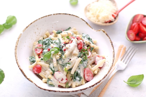 Serowy makaron w sosie ze szpinakiem