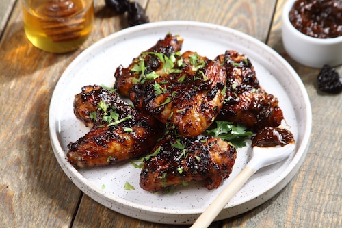 Skrzydełka z grilla w glazurze z wędzoną śliwką