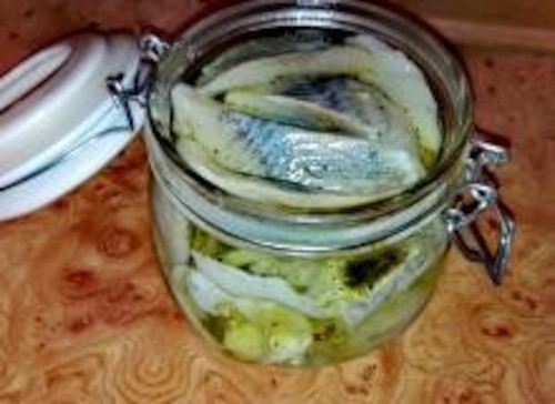 Śledzie marynowane w oleju i ziołach