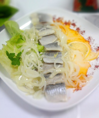 Śledzie z cebulą w oliwie z oliwek