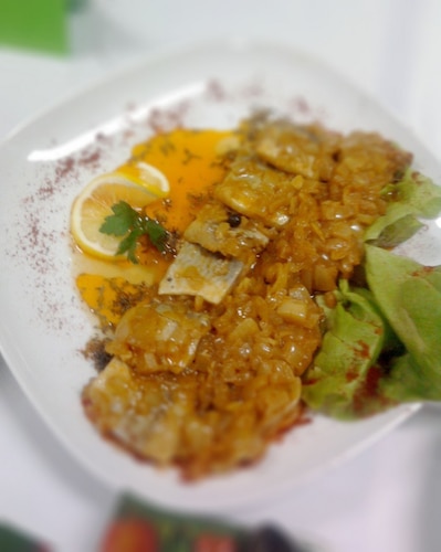 Śledzie z koncentratem pomidorowym i cebulą