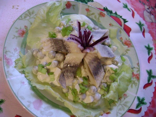 Przepis na Śledzie z sałatką z groszku Śledzie z sałatką z groszku