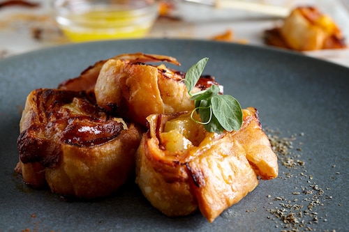 Przepis na Ślimaczki z ciasta francuskiego z serem i szynką - VIDEO Ślimaczki z ciasta francuskiego z serem i szynką - VIDEO