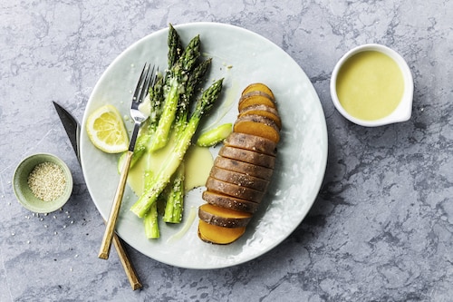Przepis na Słodkie ziemniaki Hasselback z zielonymi szparagami Słodkie ziemniaki Hasselback z zielonymi szparagami