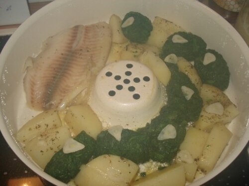 Smażona ryba, szpinak i ziemniaki