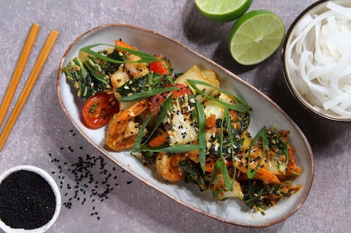 Smażona kapusta z kokosem, krewetkami i nutą wędzonki