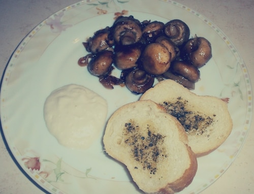 Smażone pieczarki z grzankami i chrzanem śmietankowym