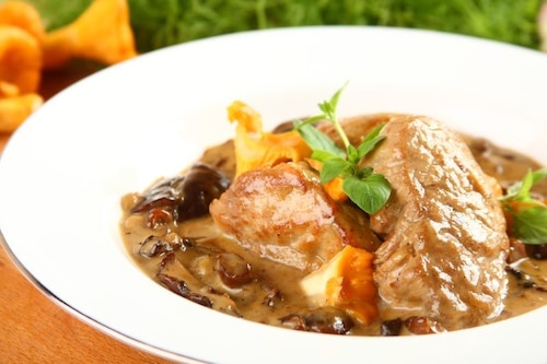 Przepis na Smażone polędwiczki z sosem grzybowym - VIDEO Smażone polędwiczki z sosem grzybowym - VIDEO