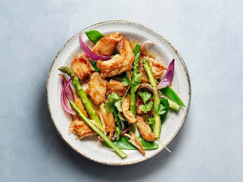 Smażone zielone szparagi z roślinnym „kurczakiem” 