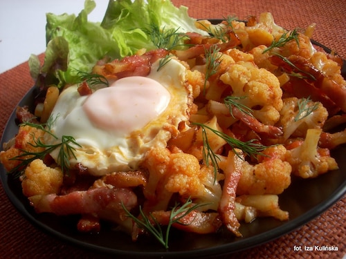 Smażony kalafior z jajkiem sadzonym