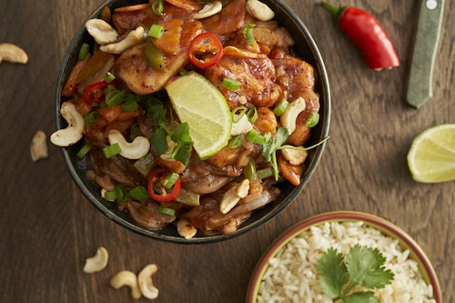 Smażony kurczak z warzywami z woka