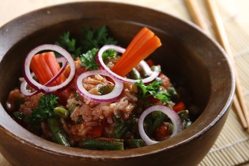 Przepis na Smażony ryż z sosem słodko-kwaśnym Smażony ryż z sosem słodko-kwaśnym