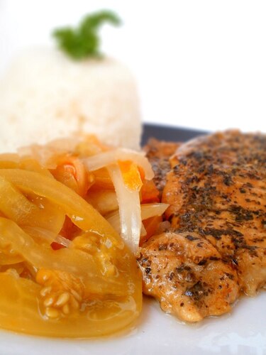 Przepis na Smażony schab z sałatką i ryżem Smażony schab z sałatką i ryżem