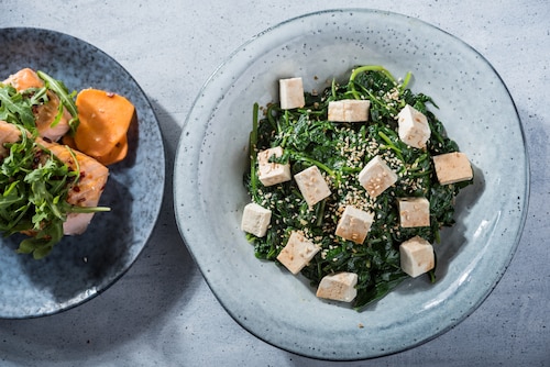 Przepis na Smażony szpinak z soją, sezamem i tofu  Smażony szpinak z soją, sezamem i tofu