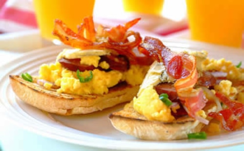 Przepis na Śniadaniowa bruschetta z kiełbasą chorizo Śniadaniowa bruschetta z kiełbasą chorizo