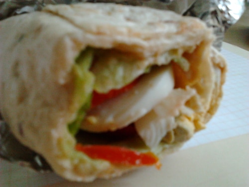 Śniadaniowy wrap z jajkiem i warzywami